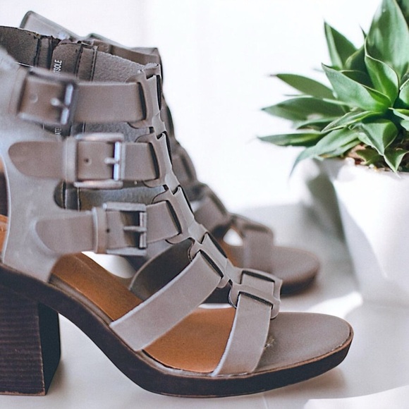 Rampage Gray Gladiator Style Sandals - Picture 4 of 16